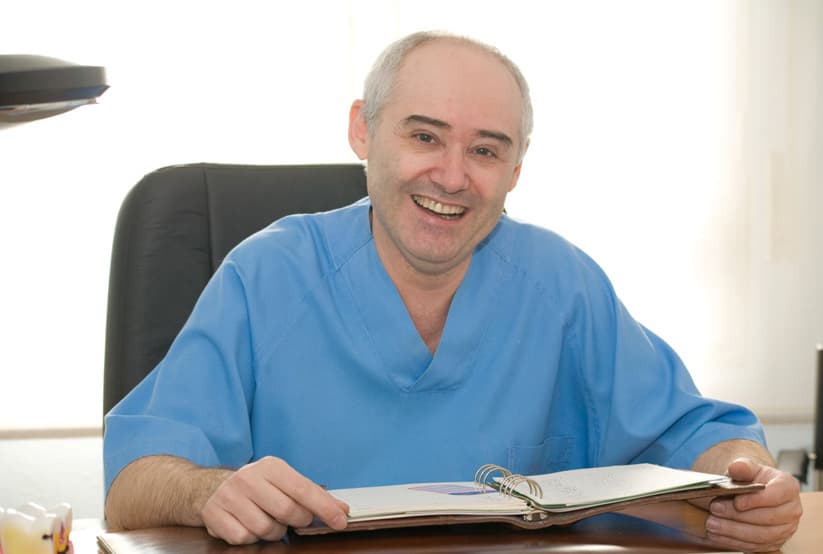 Dr. Antonio Castillo en su consulta