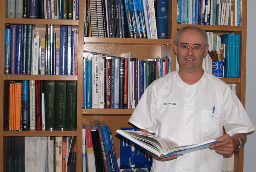 Dr. Antonio Castillo en su biblioteca clínica